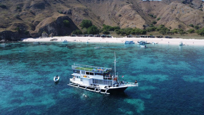 3 ISLAND LIVEABOARD