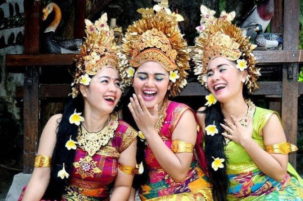Balinese Costume (Couple Package)