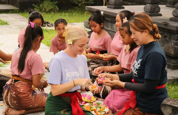Offering Making (Membuat Perlengkapan Upacara)