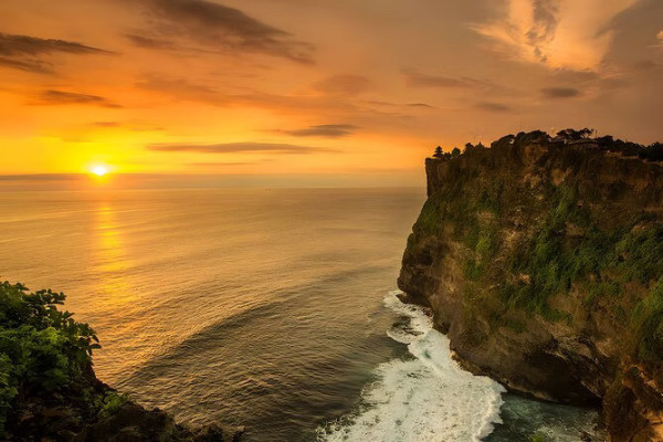 South Bali Tour: Explore the Iconic Uluwatu Temple