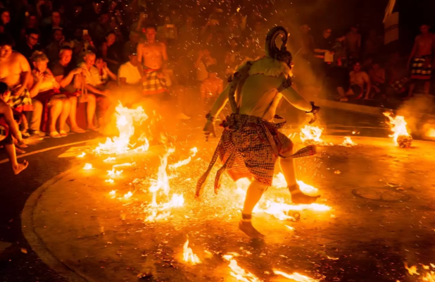 Sunset Kecak Fire Dance - Uluwatu Temple